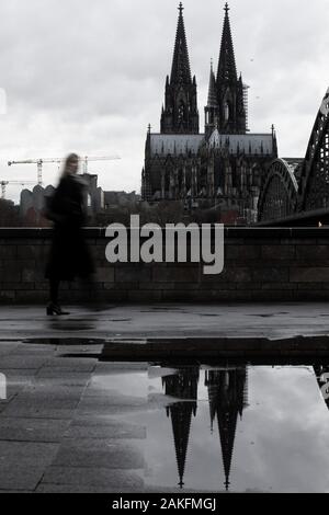 Colonia, Germania. 9 Gen, 2020. Le punte della cattedrale si riflettono in una pozzanghera. Credito: Rolf Vennenbernd/dpa/Alamy Live News Foto Stock