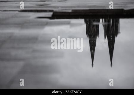 Colonia, Germania. 9 Gen, 2020. Le punte della cattedrale si riflettono in una pozzanghera. Credito: Rolf Vennenbernd/dpa/Alamy Live News Foto Stock