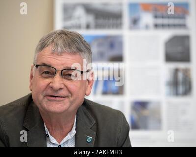 Potsdam, Germania. 9 Gen, 2020. Jörg Schröder (SPD), Sindaco di Seelow, sorrisi durante la conferenza stampa sul bilancio del 2019 monumento promozione nel Land di Brandeburgo. In Seelow 'Vecchio Department Store" è stato acquistato dalla città e rinnovate con l aiuto della conservazione dei monumenti storici e le donazioni. Credito: Soeren Stache/dpa-Zentralbild/ZB/dpa/Alamy Live News Foto Stock