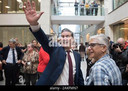 Leadership laburista candidato, Sir Kier Starmer (sinistra) MP, viene accolto all unisono sede in Euston, London, dopo l'Unione ha dichiarato il proprio sostegno per lui. Foto Stock