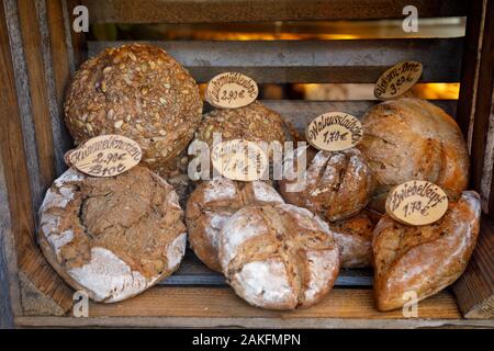 Fresco cotto al forno tradizionale Tedesco con polpettine di pane per la vendita al mercato di Rothenburg ob der Tauber, Baviera, Germania, Europa Foto Stock