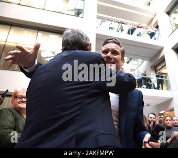 Leadership laburista candidato, Sir Kier Starmer (rigght) MP, viene accolto all unisono sede in Euston, London, dal segretario generale, Dave Prentice (sinistra)) dopo che l'Unione europea ha dichiarato il proprio sostegno per lui. Foto Stock