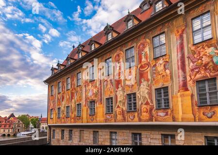 Medieval Altes Rathaus (antico municipio) decorato con affreschi sull isola presso il fiume Regnitz, Bamberg, Baviera, Germania, Europa. Bamberg è uno dei mo Foto Stock