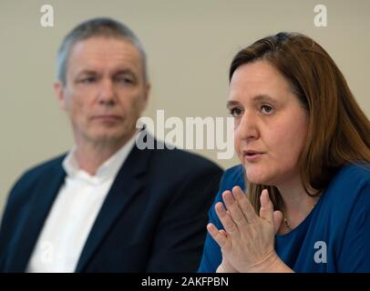 Potsdam, Germania. 9 Gen, 2020. Manja Schüle (SPD), il Land Brandeburgo del ministro della scienza, della ricerca e della cultura, interverranno alla conferenza stampa sul bilancio 2019 foglio per la promozione dei monumenti storici nel Land di Brandeburgo al fianco di Thomas Drachenberg, Brandenburg membro conservatore e Vice Direttore del Brandeburgo Ufficio statale per la conservazione dei monumenti storici e lo stato Museo Archeologico. Credito: Soeren Stache/dpa-Zentralbild/ZB/dpa/Alamy Live News Foto Stock