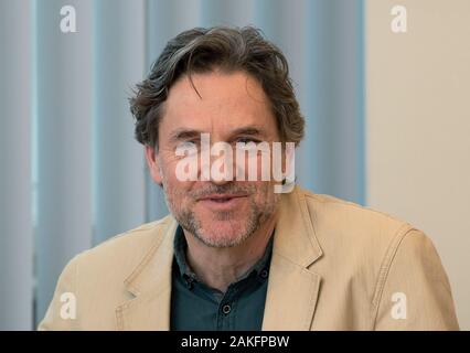 Potsdam, Germania. 9 Gen, 2020. Andreas Winter, presidente dell'associazione "Freunde der Feldsteinkirche Stegelitz e.V.', parla alla conferenza stampa sul bilancio del 2019 monumento promozione nel Land di Brandeburgo. La chiesa era stata salvata dal crollo con l aiuto di numerosi cittadini della Comunità, lo stato di conservazione e le autorità della Deutsche Hilfe Denkmalschutz. Presto la completa ristrutturazione dell'edificio inizierà a. Credito: Soeren Stache/dpa-Zentralbild/ZB/dpa/Alamy Live News Foto Stock