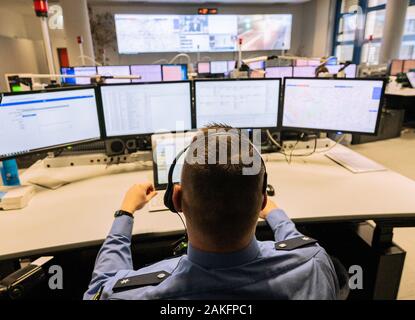 Mainz, Germania. 9 Gen, 2020. Un poliziotto si siede davanti al suo monitor in Mainz Questura nella chiamata di emergenza e la gestione delle operazioni (zNuE centro). Credito: Andreas Arnold/dpa/Alamy Live News Foto Stock