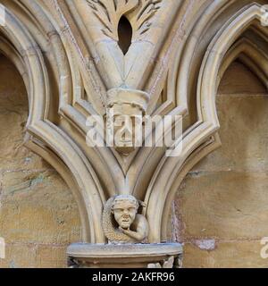 Xiii secolo sculture in pietra intorno le sedi nella Chapter House di Southwell Minster, Nottinghamshire Foto Stock