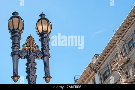 Una vecchia strada lampada con facciata di una casa in background in San Francisco, California, Stati Uniti d'America Foto Stock