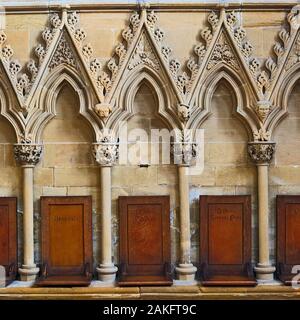 Xiii secolo sculture in pietra intorno le sedi nella Chapter House di Southwell Minster, Nottinghamshire Foto Stock