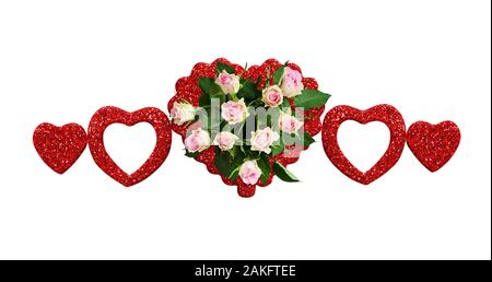 La disposizione della linea di rosa fiori di rosa e rosso glitter cuori isolati su sfondo bianco. Concetto per il giorno di San Valentino. Foto Stock