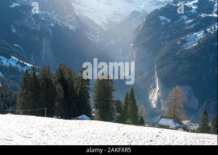 Luce drammatica sulla Valle di Lauterbrunnen su una bella mattina di inverno Foto Stock