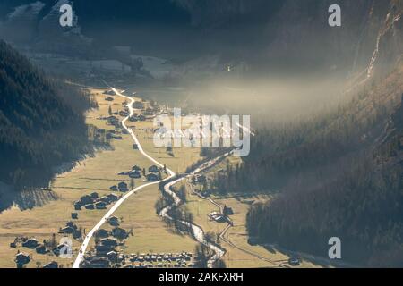 Valle di Lauterbrunnen in una nebbiosa mattina di inverno Foto Stock