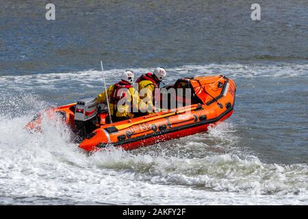 D nervatura 759 barca, RNLI scialuppa di salvataggio, rnli, mare, azione, pericolo, veloce, casco, Rescue, royal national scialuppa di salvataggio Istituto nazionale reale istituzione scialuppa di salvataggio, seaspray, spray; carità estate Open Day, Arbroath, Scotland, Regno Unito Foto Stock