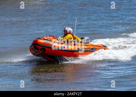 D nervatura 759 barca, RNLI scialuppa di salvataggio, rnli, mare, azione, pericolo, veloce, casco, Rescue, royal national scialuppa di salvataggio Istituto nazionale reale istituzione scialuppa di salvataggio, seaspray, spray; carità estate Open Day, Arbroath, Scotland, Regno Unito Foto Stock