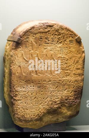 Foto scattata durante la visita di apertura della mostra "ésostris III, pharaon de légende", Lille, Francia, circa un famoso re di Egitto. Stele. Foto Stock