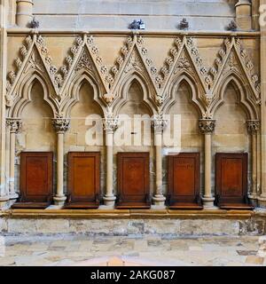 Xiii secolo sculture in pietra intorno le sedi nella Chapter House di Southwell Minster, Nottinghamshire Foto Stock