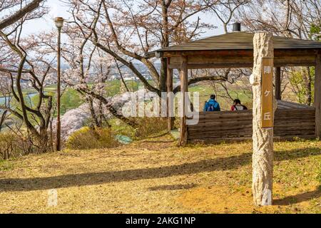 Folklore Michinoku villaggio nella stagione primaverile giornata di sole. Kitakami Tenshochi Park Cherry Blossoms Matsuri festival. Kitakami, nella prefettura di Iwate, Giappone Foto Stock
