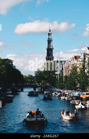 Barche nel canale Prinsengracht Foto Stock