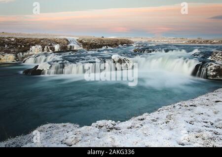 Tranquilla esposizione lunga cascata islandese durante il periodo invernale Foto Stock