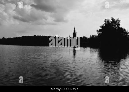 Torre della Chiesa Sint-Urbanuskerk e la sua riflessione al Lago de Poel Foto Stock