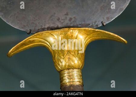 Visita di apertura della mostra 'Sérostris III, pharaon de légende', Lille, Francia. Specchio con la maniglia a forma di papiro, oro e argento. Foto Stock