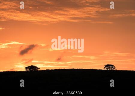 Il sorgere del sole all'alba sulle colline di Hluhluwe - imfolozi National  Park in Sud Africa Foto stock - Alamy