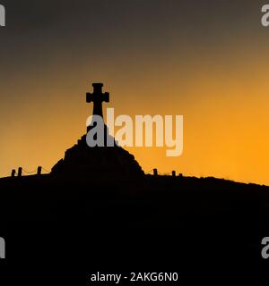 Il Newquay War Memorial visto in silhouette al tramonto a Newquay in Cornovaglia. Foto Stock