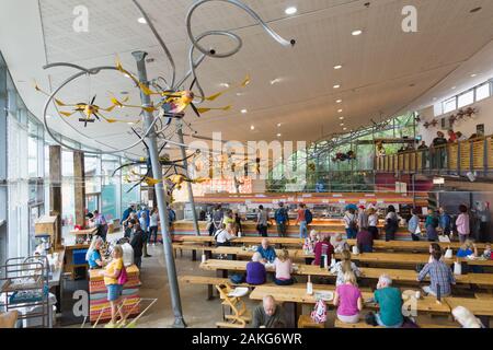 Progetto Eden zona pranzo e una caffetteria con famiglie e visitatori consumare i pasti Foto Stock