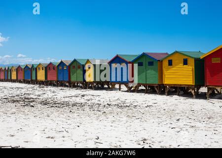 Le cabine colorate in Muizenberg spiaggia nei pressi di Città del Capo, Sud Africa, noto per le sue case di legno dipinte in colori vibranti Foto Stock