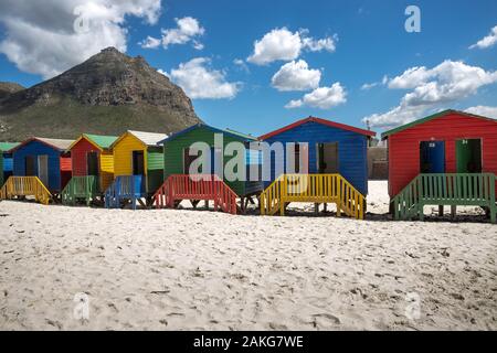 Le cabine colorate in Muizenberg spiaggia nei pressi di Città del Capo, Sud Africa, noto per le sue case di legno dipinte in colori vibranti Foto Stock