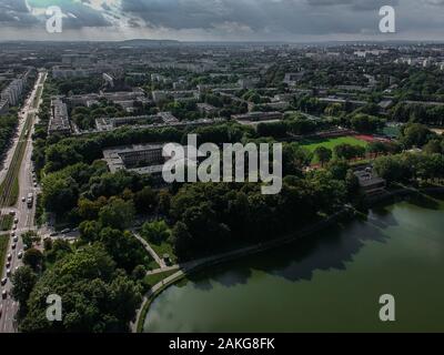 Cracovia in Polonia. 3 Sep, 2019. (Nota dell'Editore: immagine presa da un drone).Vista della artificiale e di acqua a scopo ricreativo park a Cracovia.Nowa Huta sociale è un quartiere realista con enormi blocchi di alloggiamento che sono state costruite a fini di propaganda. Credito: Omar Marques/SOPA Immagini/ZUMA filo/Alamy Live News Foto Stock