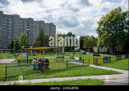 Cracovia in Polonia. 3 Sep, 2019. Persone di giocare a carte in un parco situato tra blocchi residenziali in Cracovia.Nowa Huta sociale è un quartiere realista con enormi blocchi di alloggiamento che sono state costruite a fini di propaganda. Credito: Omar Marques/SOPA Immagini/ZUMA filo/Alamy Live News Foto Stock