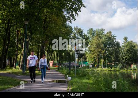 Cracovia in Polonia. 3 Sep, 2019. La gente a piedi da Nowa Huta laguna, si trova sul lato est di Nowa Huta a Cracovia.Nowa Huta sociale è un quartiere realista con enormi blocchi di alloggiamento che sono state costruite a fini di propaganda. Credito: Omar Marques/SOPA Immagini/ZUMA filo/Alamy Live News Foto Stock