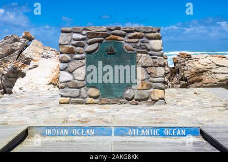 La piastra segnando il punto di Cape Agulhas, il punto più meridionale dell'Africa. L'Oceano indiano è sulla destra, l'Oceano Atlantico è sulla sinistra Foto Stock