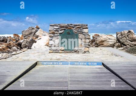 La piastra segnando il punto di Cape Agulhas, il punto più meridionale dell'Africa. L'Oceano indiano è sulla destra, l'Oceano Atlantico è sulla sinistra Foto Stock