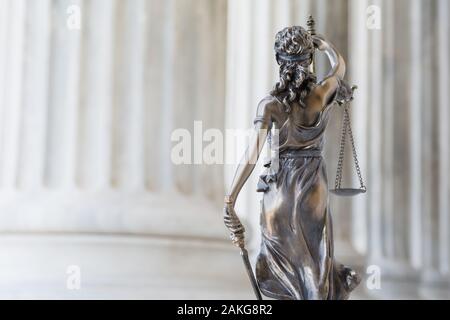 La statua di giustizia Themis o Justitia, la dea bendata della giustizia contro un ordine ionico colonnato, come un concetto giuridico Foto Stock