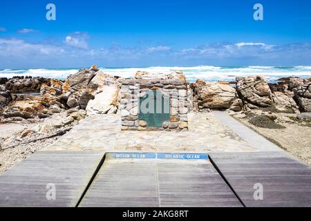 La piastra segnando il punto di Cape Agulhas, il punto più meridionale dell'Africa. L'Oceano indiano è sulla destra, l'Oceano Atlantico è sulla sinistra Foto Stock