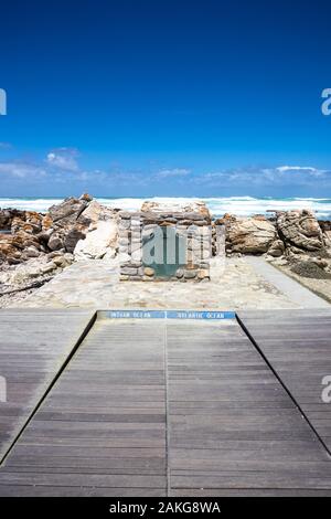 La piastra segnando il punto di Cape Agulhas, il punto più meridionale dell'Africa. L'Oceano indiano è sulla destra, l'Oceano Atlantico è sulla sinistra Foto Stock