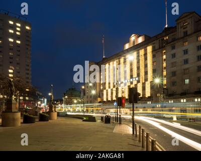 Le luci fairy al tramonto su Queens Hotel e percorsi di traffico in Piazza della Città Leeds West Yorkshire Inghilterra Foto Stock