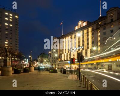 Le luci fairy al tramonto su Queens Hotel e percorsi di traffico in Piazza della Città Leeds West Yorkshire Inghilterra Foto Stock