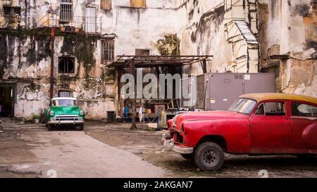 Vintage classico auto parcheggiata in un vecchio edificio di Cuba Foto Stock