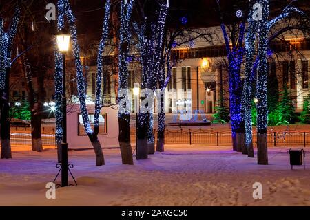 Winter Park di notte con decorazioni, luci e alberi. Foto Stock