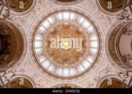 Vista simmetrica della cupola barocca affrescata della Berlino cattedrale Foto Stock