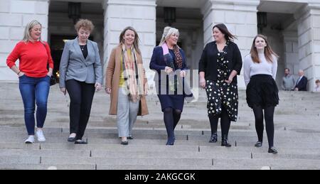 Sinn Fein di Caral Ni Chuilin (seconda a sinistra), Sinad Ennis (estrema sinistra), vice leader Michelle O'Neill e Caoimhe Archibald (estrema destra) a fianco del partito da due nuovi membri per cooptazione dell Assemblea Legislativa (MLA) Liz Kimmins (terzo da sinistra) e Deirdre Hargey (seconda a destra) al di fuori della struttura Stormont agli edifici del Parlamento a Belfast, con l'avvicinarsi della scadenza per la ripresa di una condivisione di potenza complessivo in Irlanda del Nord. Foto Stock