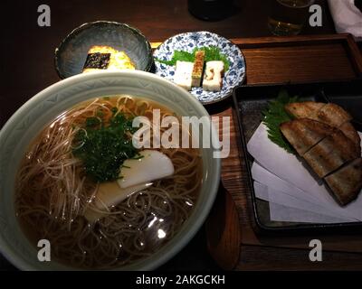 Un delizioso pasto giapponese Himeji: soba e onigiri Foto Stock