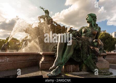 Vista grandangolare della Fontana di Nettuno a Berlino AT l'ora d'oro Foto Stock
