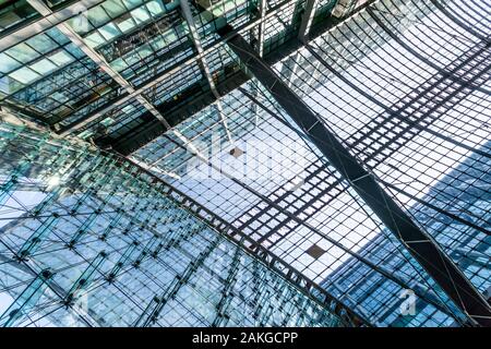 Vista grandangolare del tetto in vetro e acciaio di La stazione ferroviaria Hauptbanhof di Berlino Foto Stock