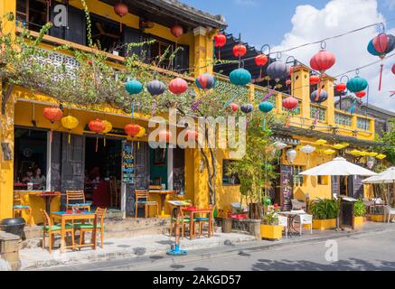 Colorati negozi e bar lungo Riverfront, Hoi An Vietnam Foto Stock