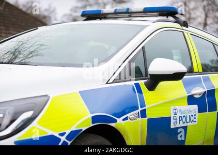 Vista frontale, vicino all'isolato West Mercia UK. Veicolo della polizia vuoto parcheggiato all'esterno nel parcheggio pubblico, mattina d'inverno. Foto Stock