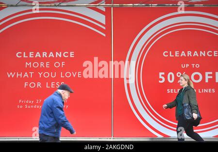 Oxford Street, Londra, Regno Unito. 9 gennaio 2020. La gente passa la finestra di visualizzazione a John Lewis flagship store su Oxford Street il giorno che la società annuncia sostanzialmente minori profitti e John Lewis Partnership Managing Director'stand giù'. Credito: Malcolm Park/Alamy. Foto Stock